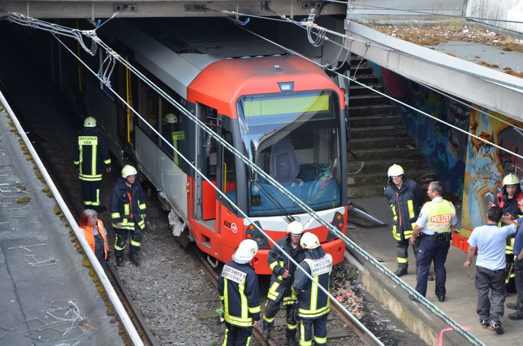 Unfall zwischen zwei KVB Bahnen Koeln Hoehenhaus Im Weidenbruch P095.JPG